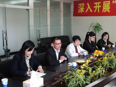 上海沪工阀门厂董事长杨猛向司法局
工商联领导汇报企业当前情况