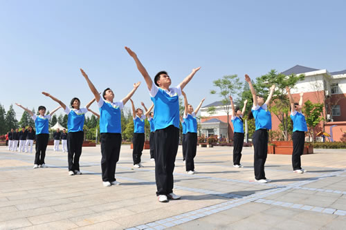 开云手机平台青年员工-华亭镇2012年体育健身“月月赛”第九套广播体操选拔赛比赛现场图片
