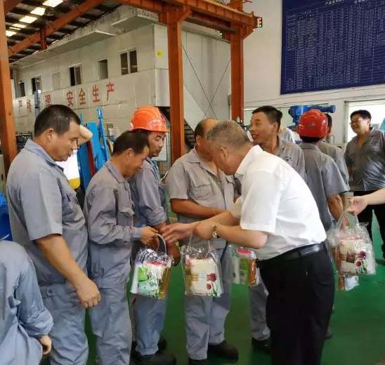 华亭镇总工会前来上海沪工阀门厂慰问一线职工（图2）