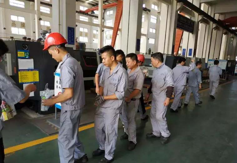 华亭镇总工会前来上海沪工阀门厂慰问一线职工（图3）