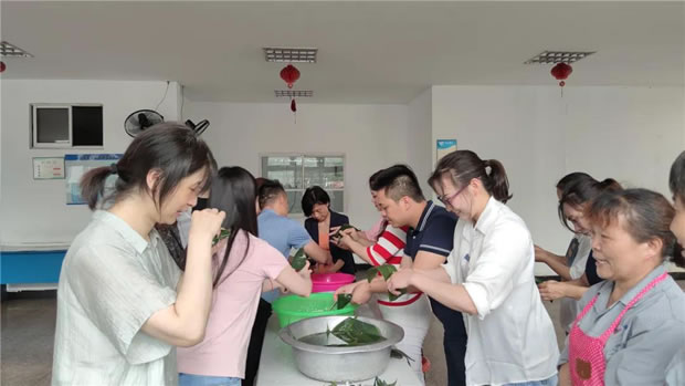 2021年上海沪工阀门厂端午节包粽子活动（图5）