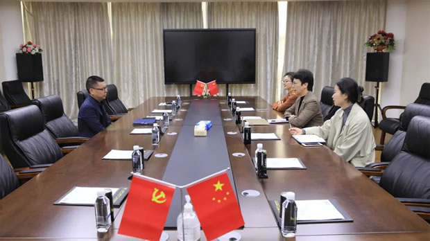 华亭镇党委书记何蓉走访上海沪工阀门厂（图1）